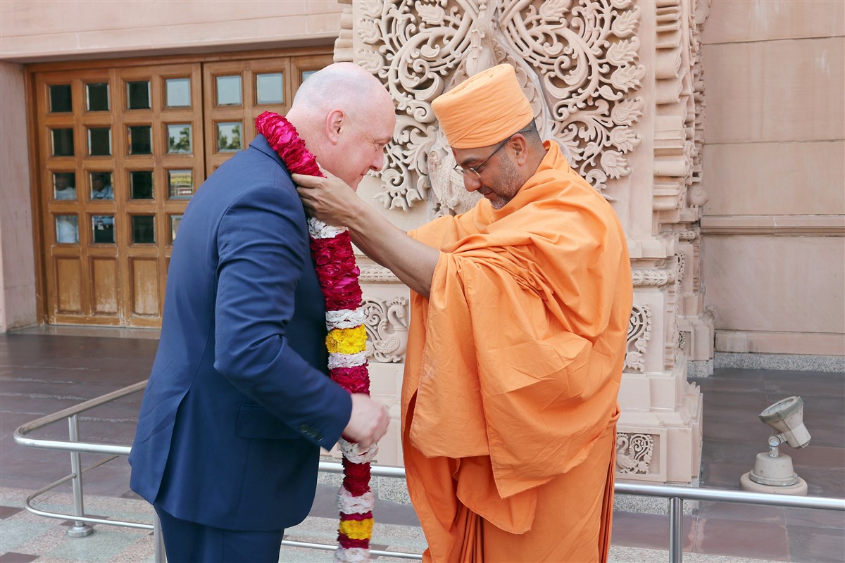 Rt Hon Christopher Luxon, Prime Minister of New Zealand, welcomed with a garland at Swaminarayan Akshardham in New Delhi