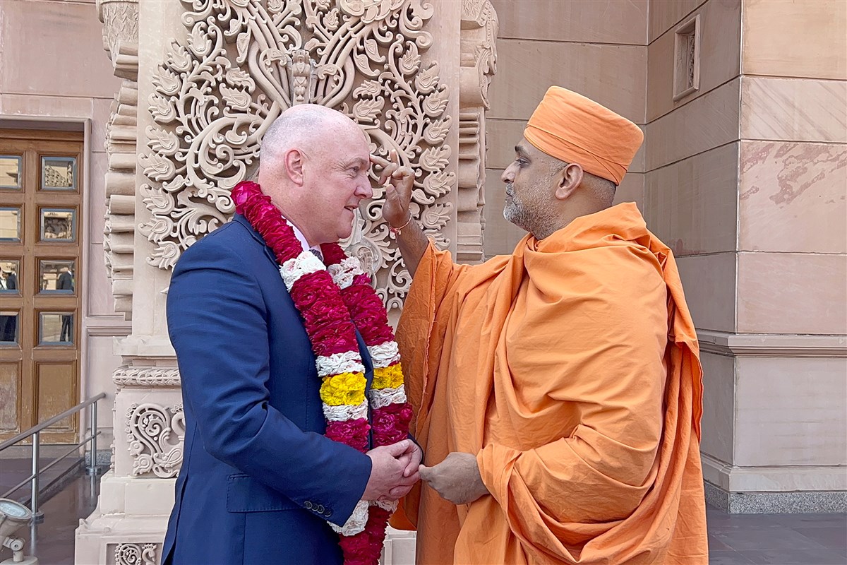 Gnanmuni Swami applies a traditional chandlo to Prime Minister Christopher Luxon