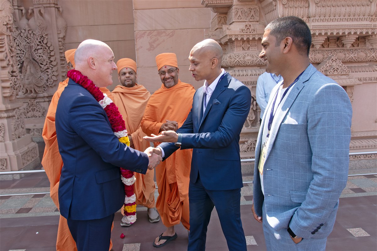 Devotees from New Zealand welcome Prime Minister Luxon