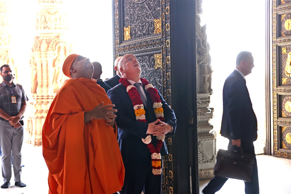 Prime Minister Luxon admires the intricate carvings and grandeur of Swaminarayan Akshardham