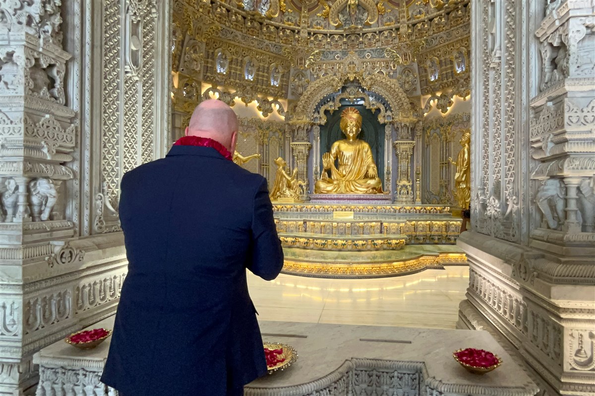 Prime Minister Luxon absorbed in darshan of Bhagwan Swaminarayan