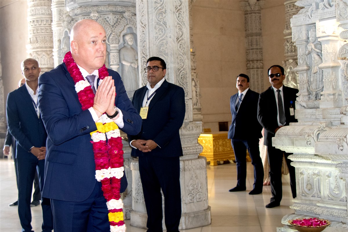 Prime Minister Luxon absorbed in darshan of Bhagwan Swaminarayan