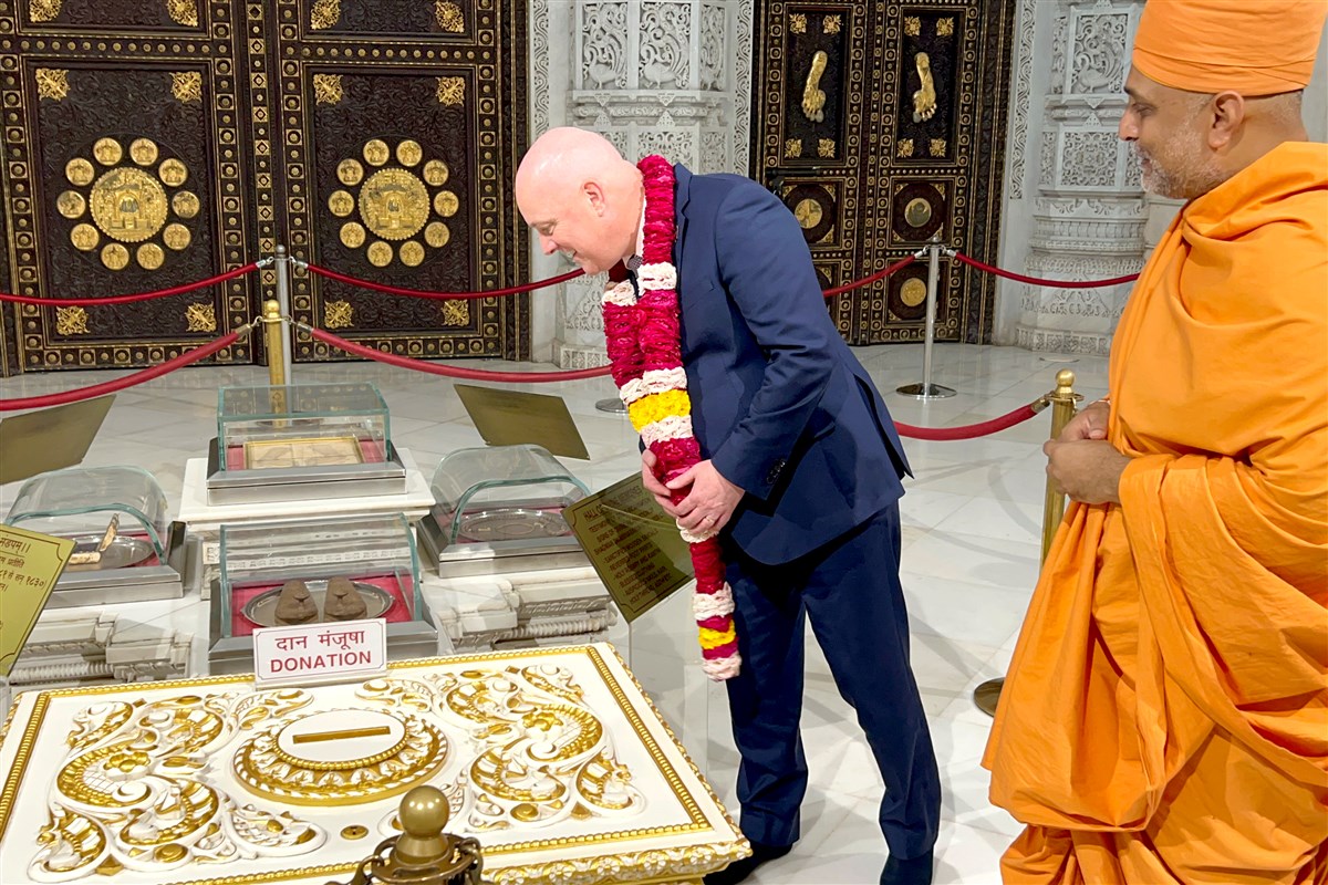 Prime Minister Luxon observes the holy relics of Bhagwan Swaminarayan