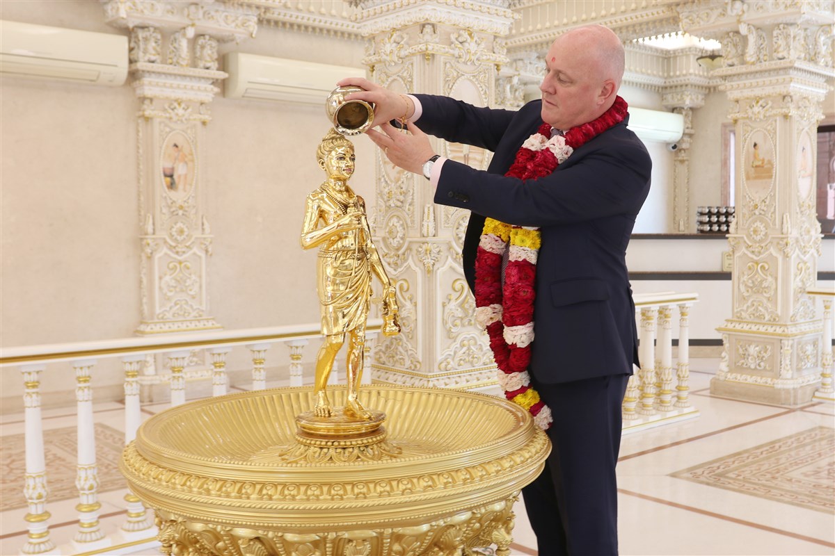 Prime Minister Luxon performs abhishek of Shri Nilkanth Varni