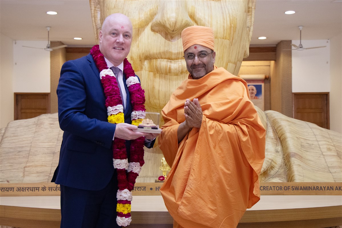 Divyamurti Swami presents a memento to The Rt Hon Christopher Luxon