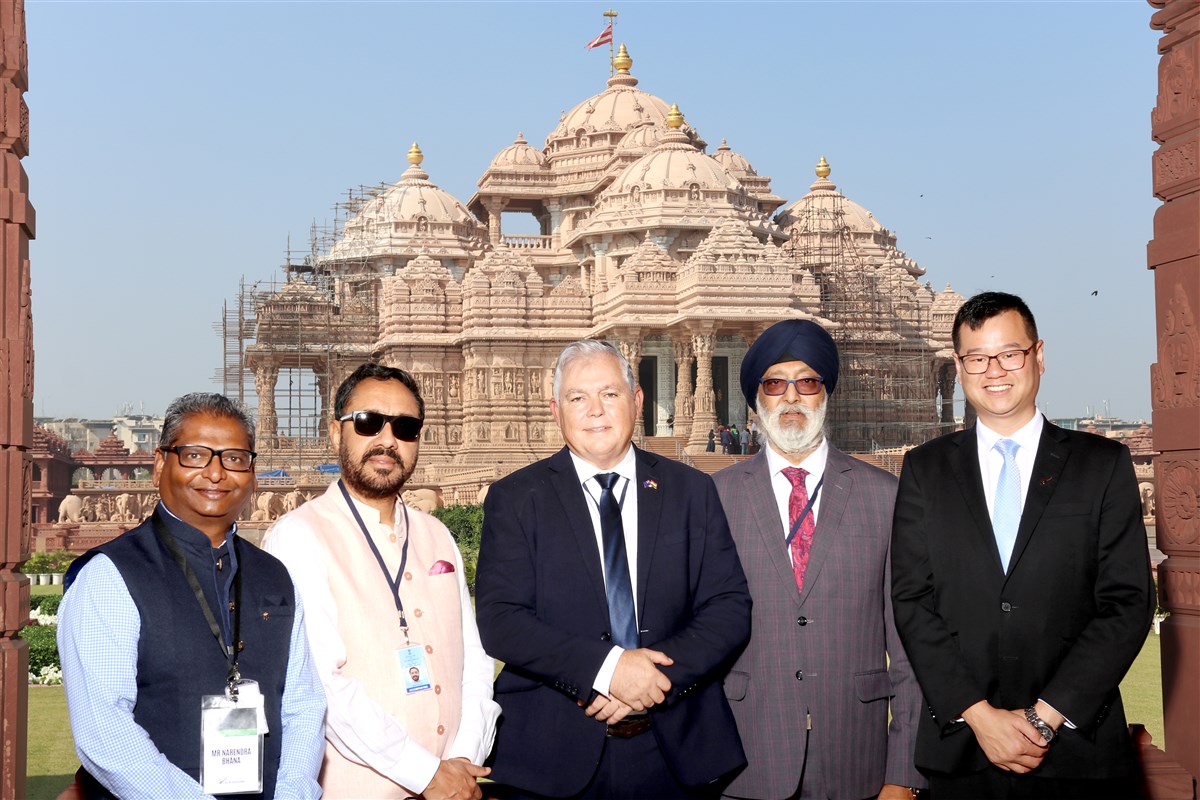 Narendra Bhana, Bhav Dhillon, Minister for Ethnic Communities Mark Mitchell, Kanwaljit Singh Bakshi and Member of Parliament Dr Carlos Cheung at Swaminarayan Akshardham in New Delhi
