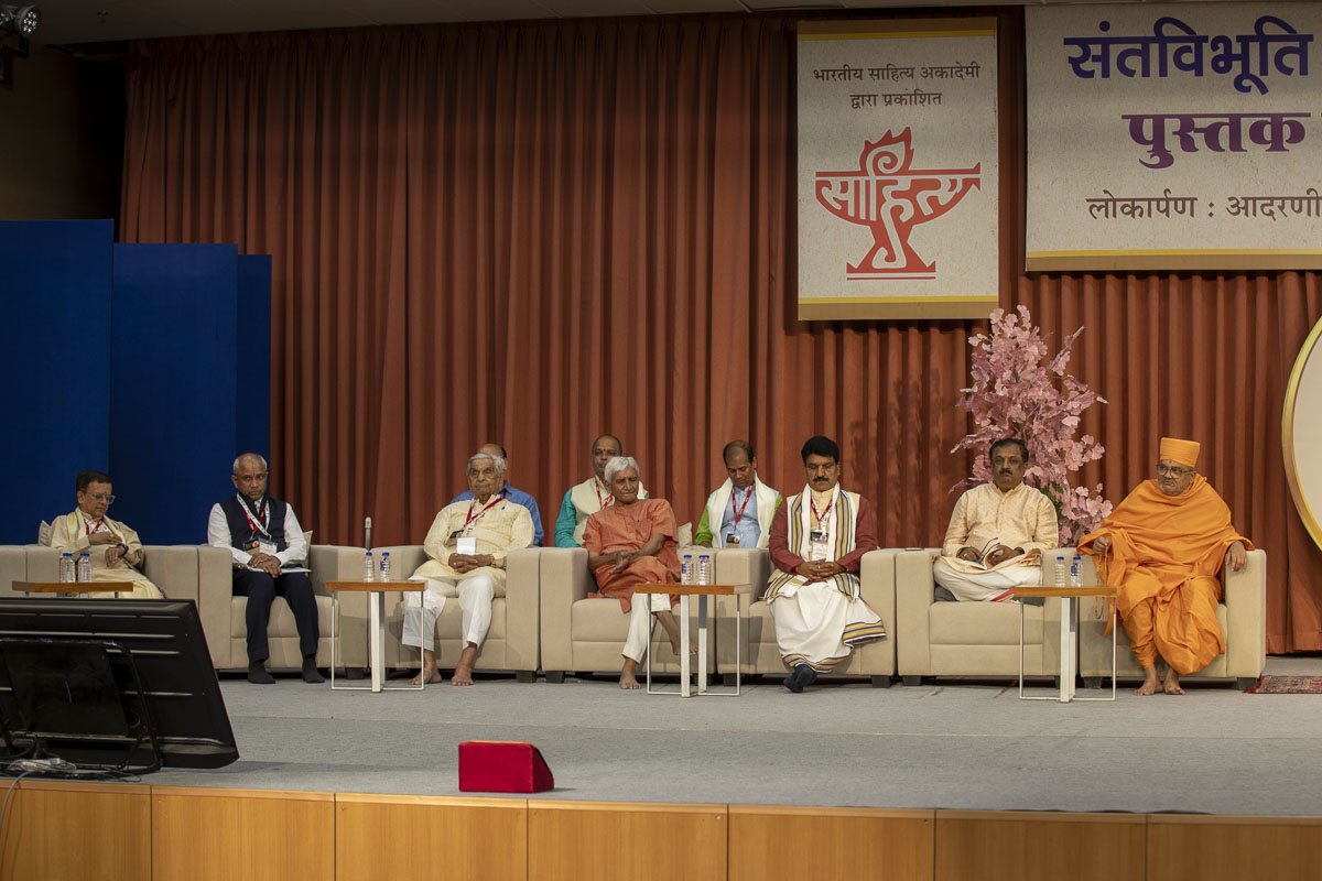 Bhadreshdas Swami and dignitaries on the stage during the assembly