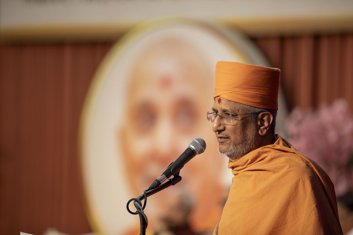Aksharvatsal Swami addresses the assembly