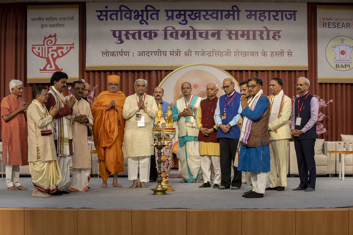 Dignitaries on the stage