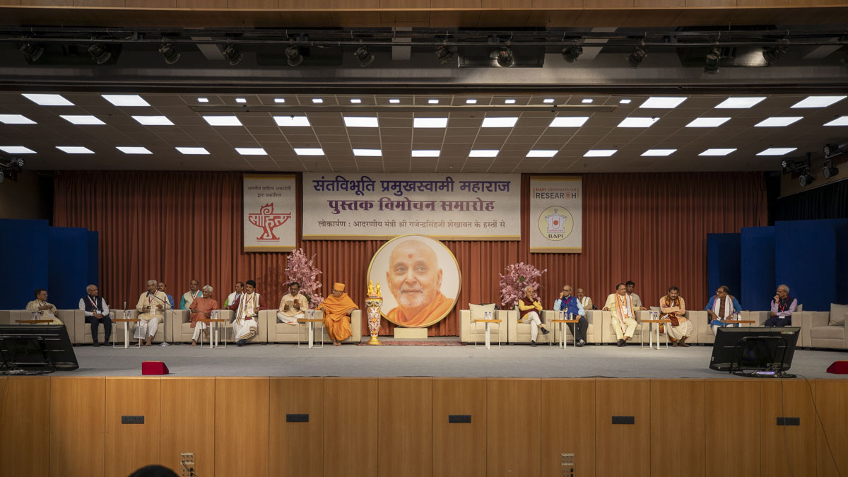 Dignitaries on the stage