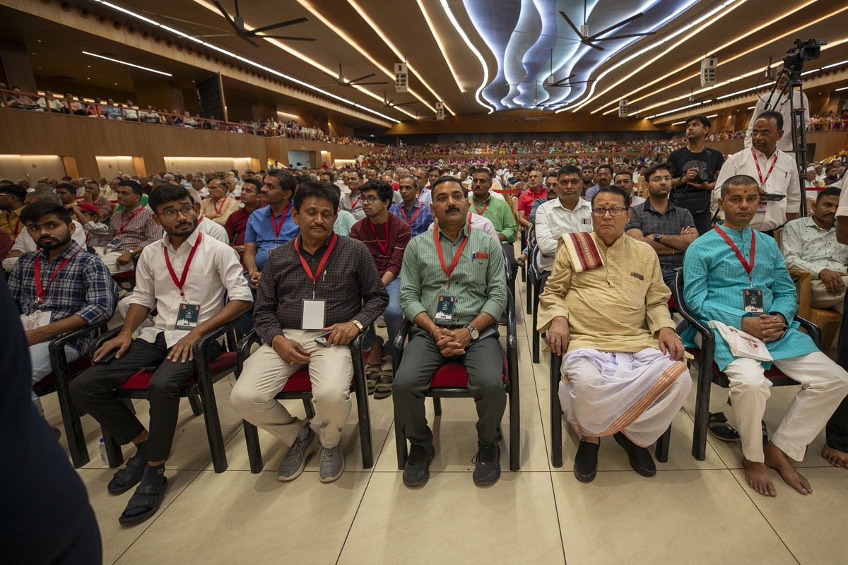 Invited guests and devotees during the assembly