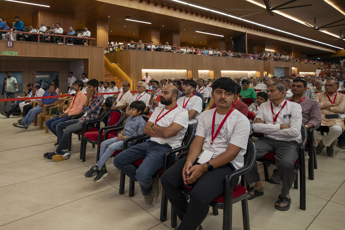 Invited guests and devotees during the assembly