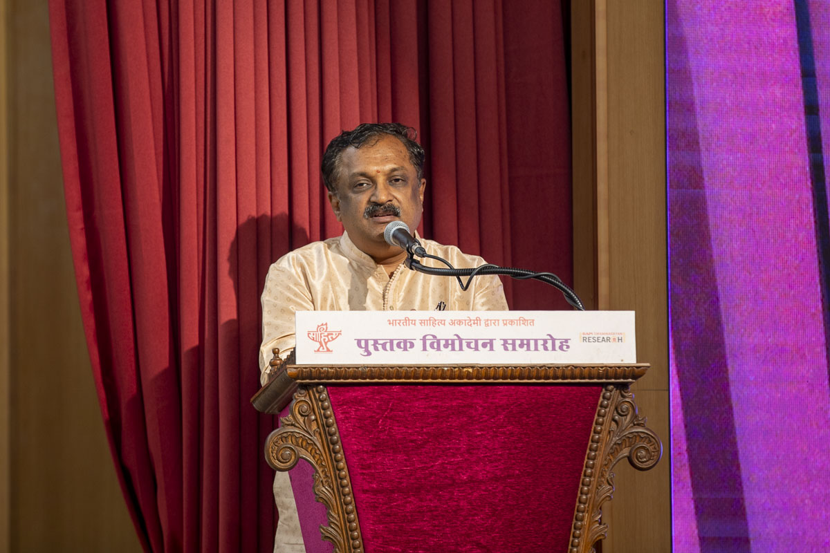 Shri Srinivas Varkhedi, Vice-Chancellor of Central Sanskrit University, Delhi, addresses the assembly