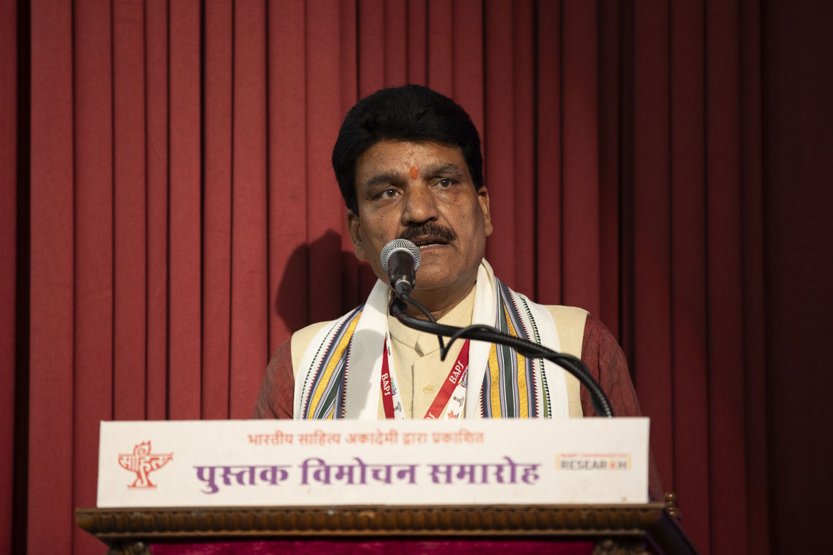 Shri Murli Manohar Pathak, Vice-Chancellor of Lal Bahadur Shastri University, addresses the assembly