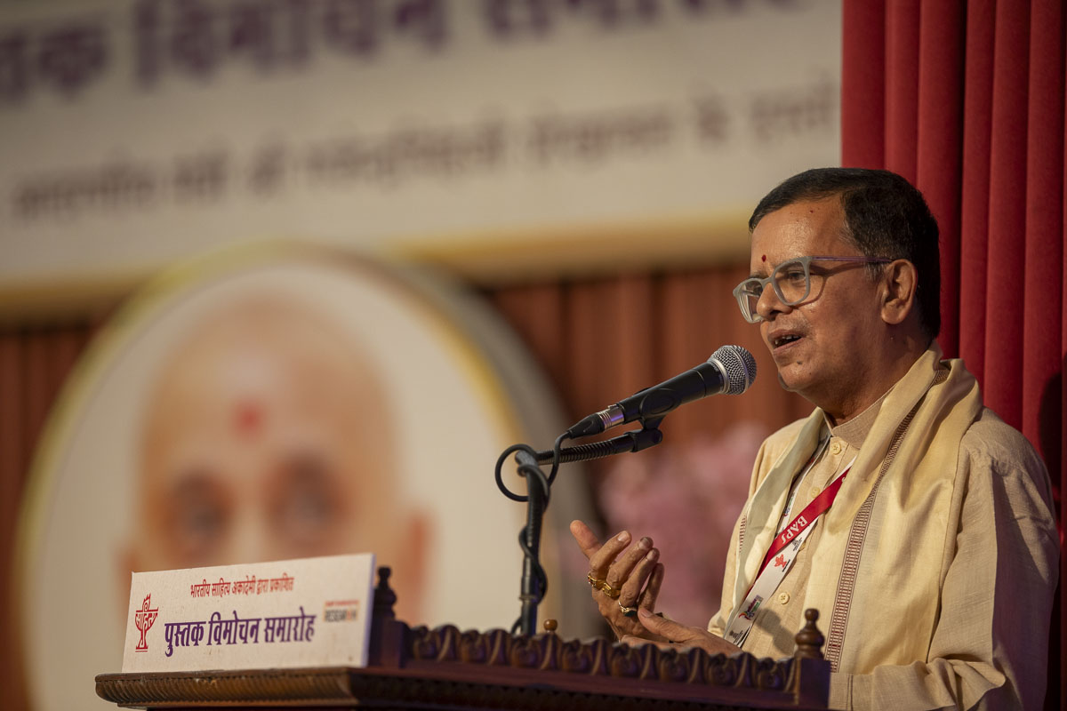Shri Sukant Senapati, Vice-Chancellor, Shree Somnath Sanskrit University, addresses the assembly