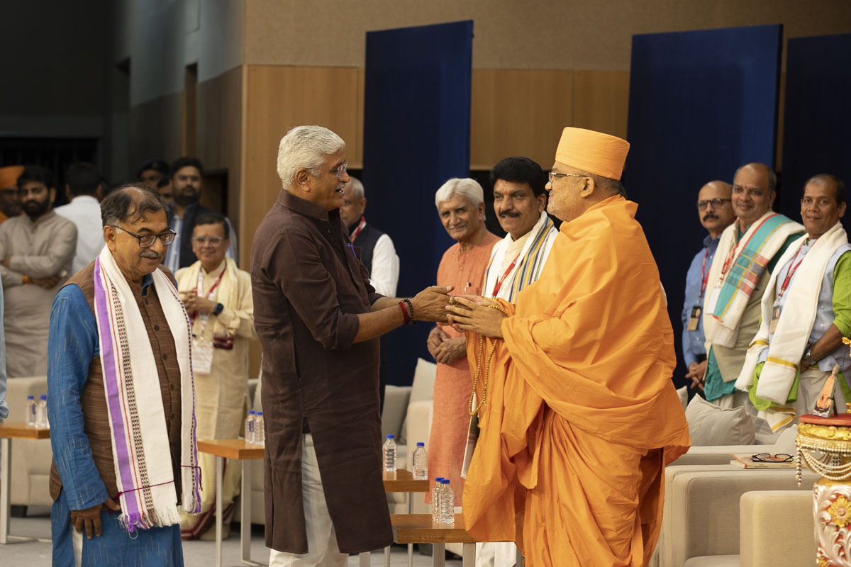 Bhadreshdas Swami welcomes Shri Gajendra Singh Shekhawat, Hon. Union Minister of Culture, India