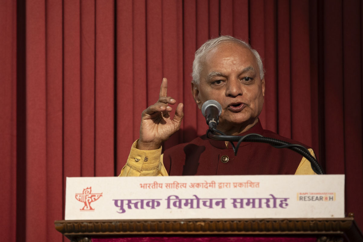 Shri Bhagyesh Jha, President of Gujarat Sahitya Akademi and former IAS officer, addresses the assembly