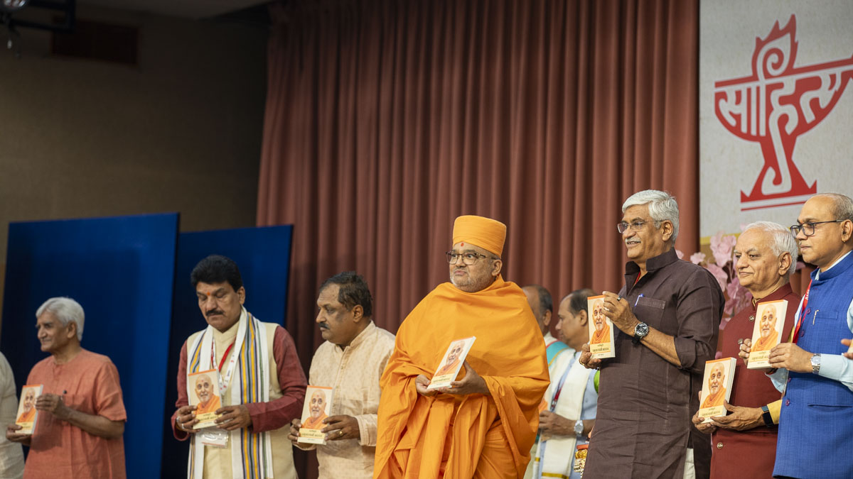 Shri Gajendra Singh Shekhawat, Bhadreshdas Swami and dignitaries inaugurate the book ‘Santvibhuti Pramukh Swami Maharaj’