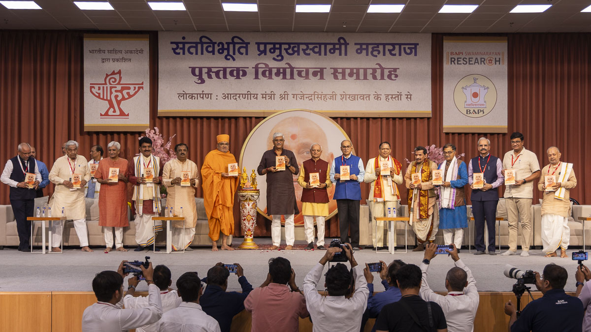 Shri Gajendra Singh Shekhawat, Bhadreshdas Swami and dignitaries inaugurate the book ‘Santvibhuti Pramukh Swami Maharaj’
