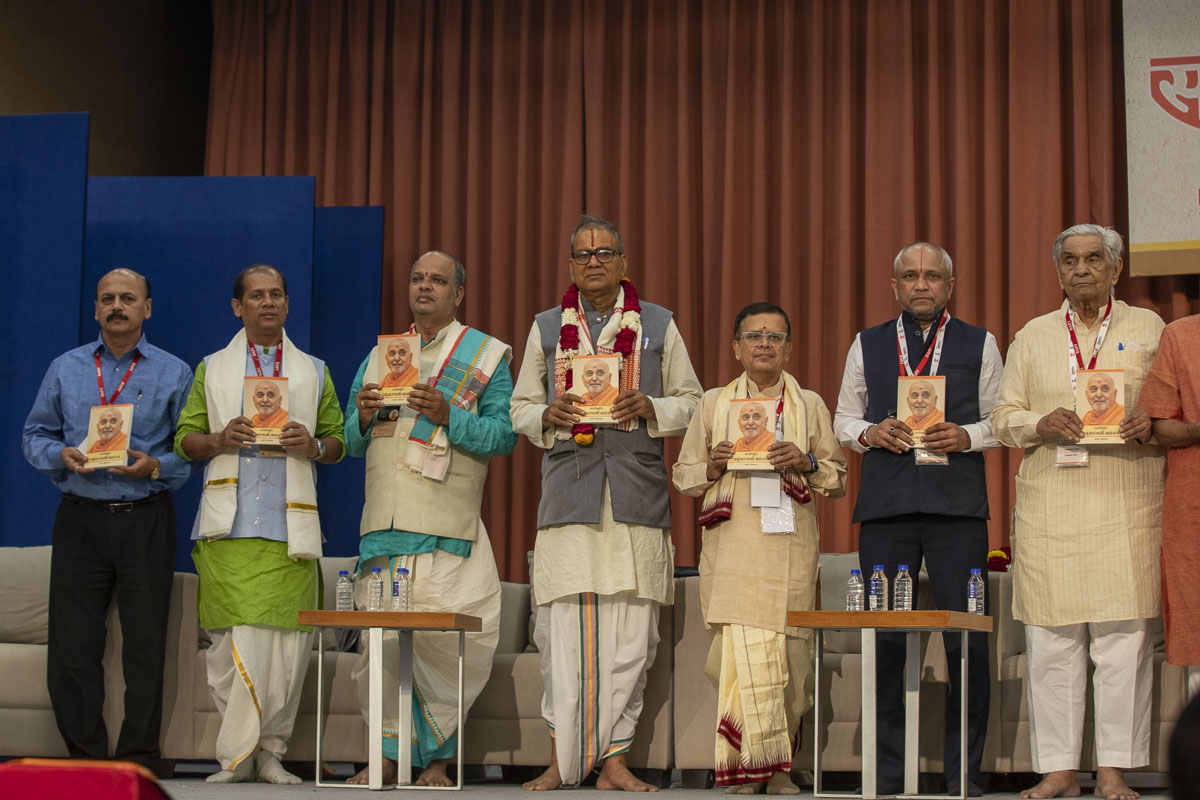 Shri Gajendra Singh Shekhawat, Bhadreshdas Swami and dignitaries inaugurate the book ‘Santvibhuti Pramukh Swami Maharaj’