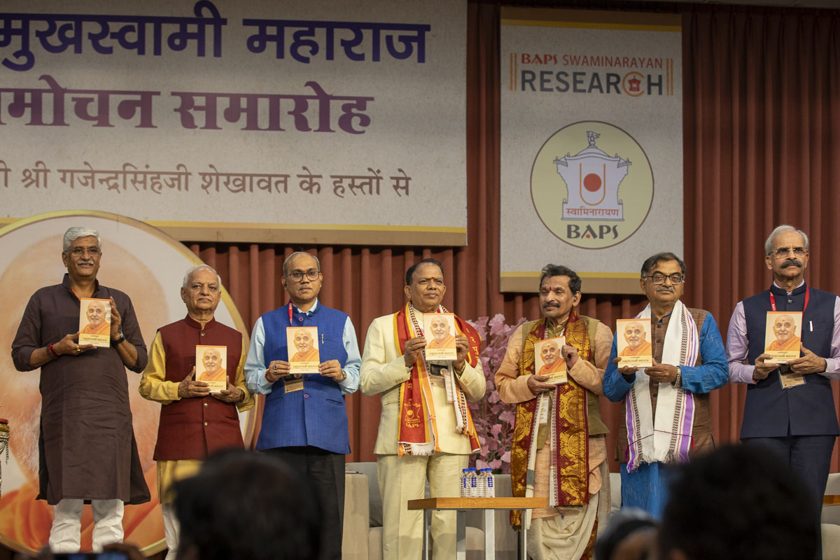 Shri Gajendra Singh Shekhawat, Bhadreshdas Swami and dignitaries inaugurate the book ‘Santvibhuti Pramukh Swami Maharaj’