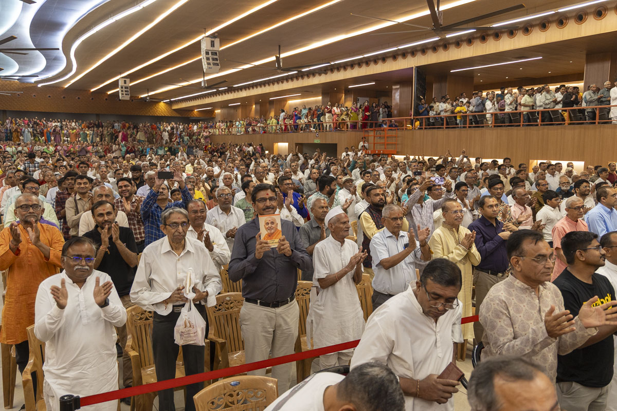 Invited guests and devotees during the assembly