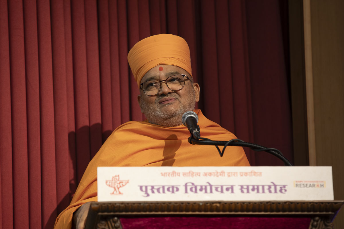 Bhadreshdas Swami addresses the assembly