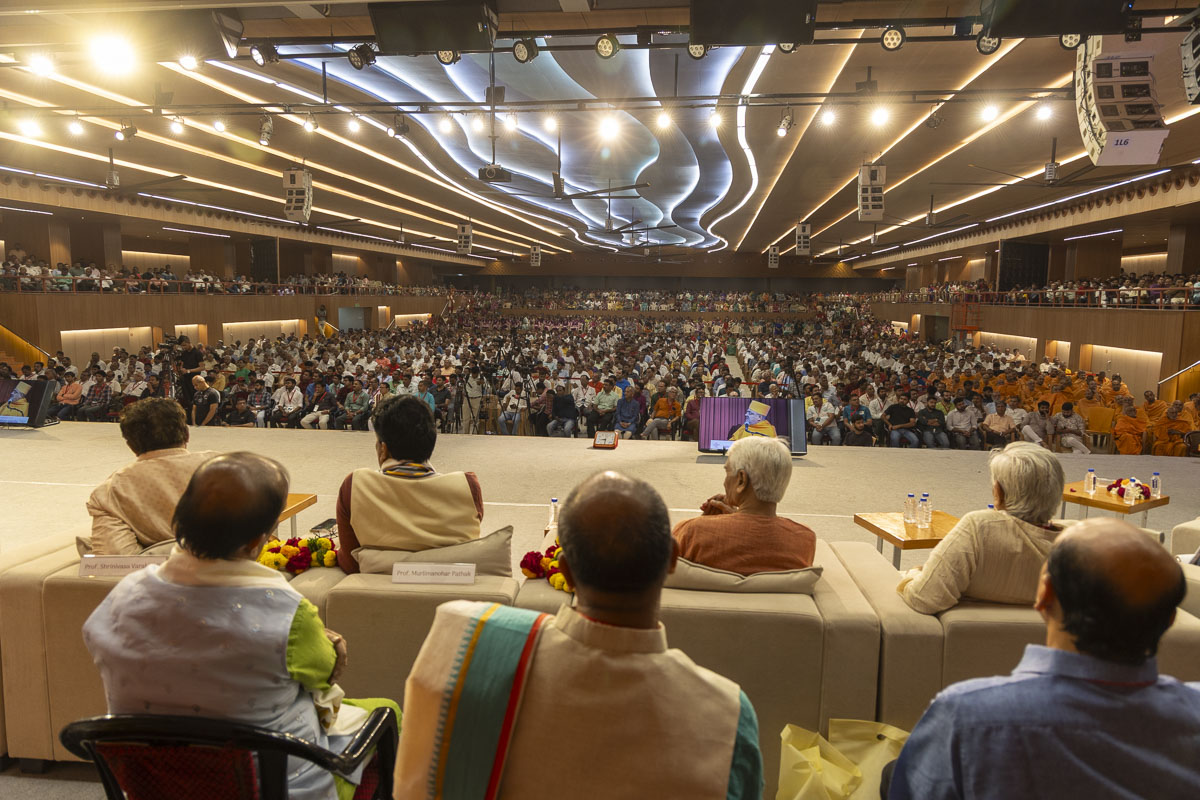 Dignitaries and devotees during the assembly