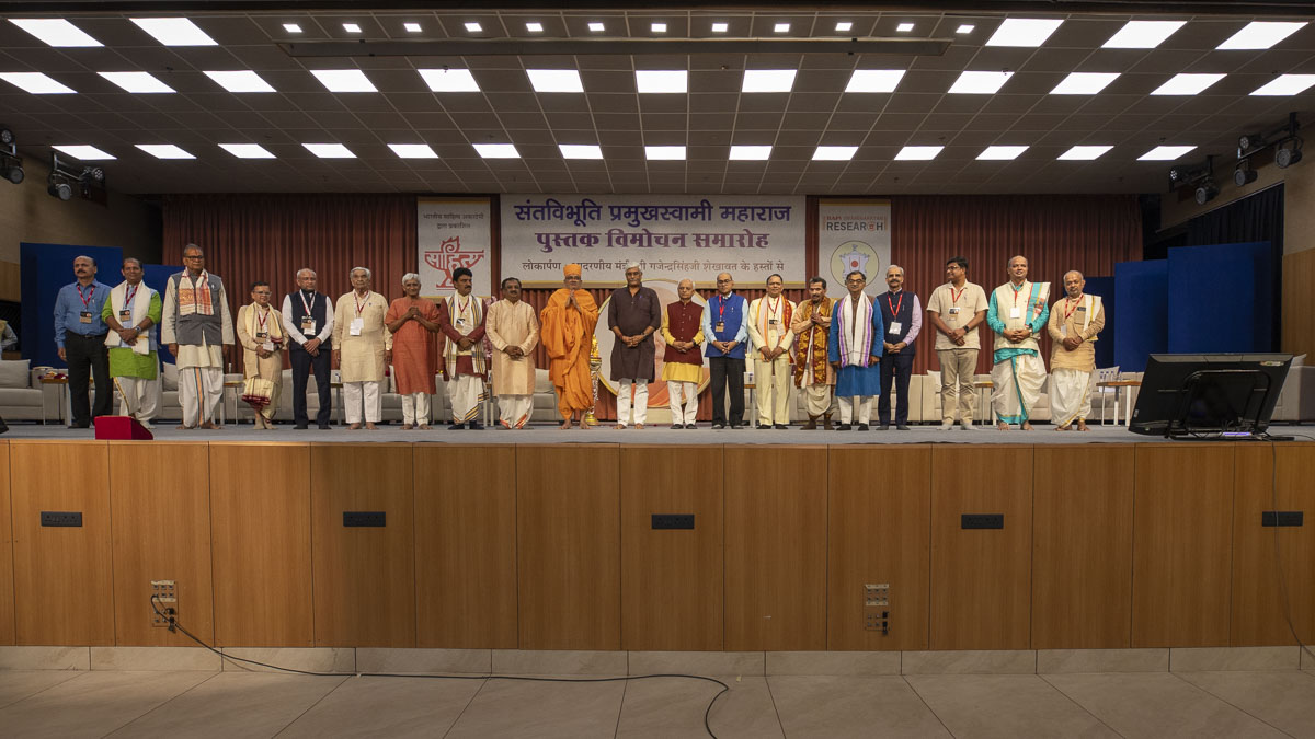 Shri Gajendra Singh Shekhawat, Bhadreshdas Swami and dignitaries on the stage