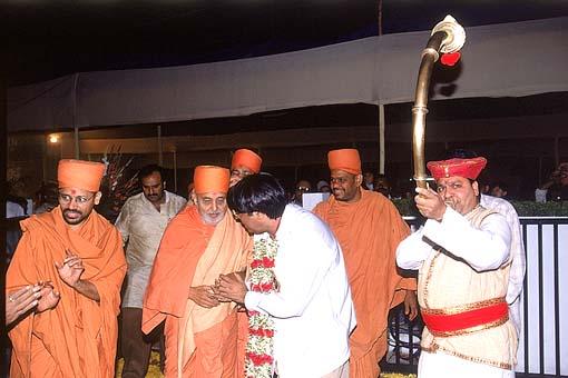 After arriving from Ahmedabad, Swamishri is greeted in a traditional welcome