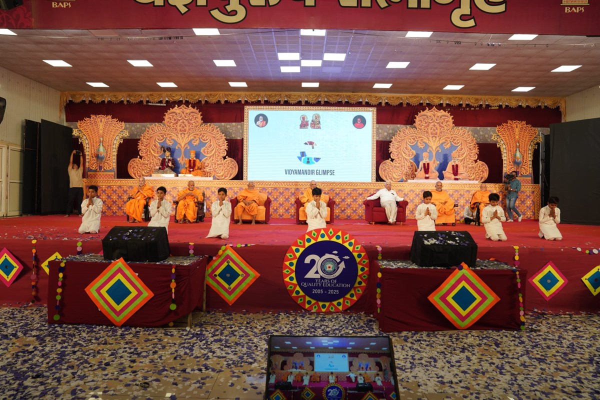 મહેમાનો તથા હરિભક્તોને વિશિષ્ટ રીતે હારતોરા તેમજ પંચાંગ પ્રણામ દ્વારા સન્માન અર્પણ કરતા વિદ્યાર્થીઓ