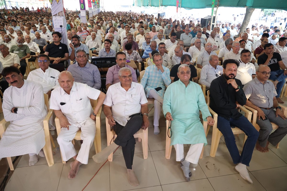 વિદ્યામંદિર ઝલક કાર્યક્રમ નિહાળતા હરિભક્તો