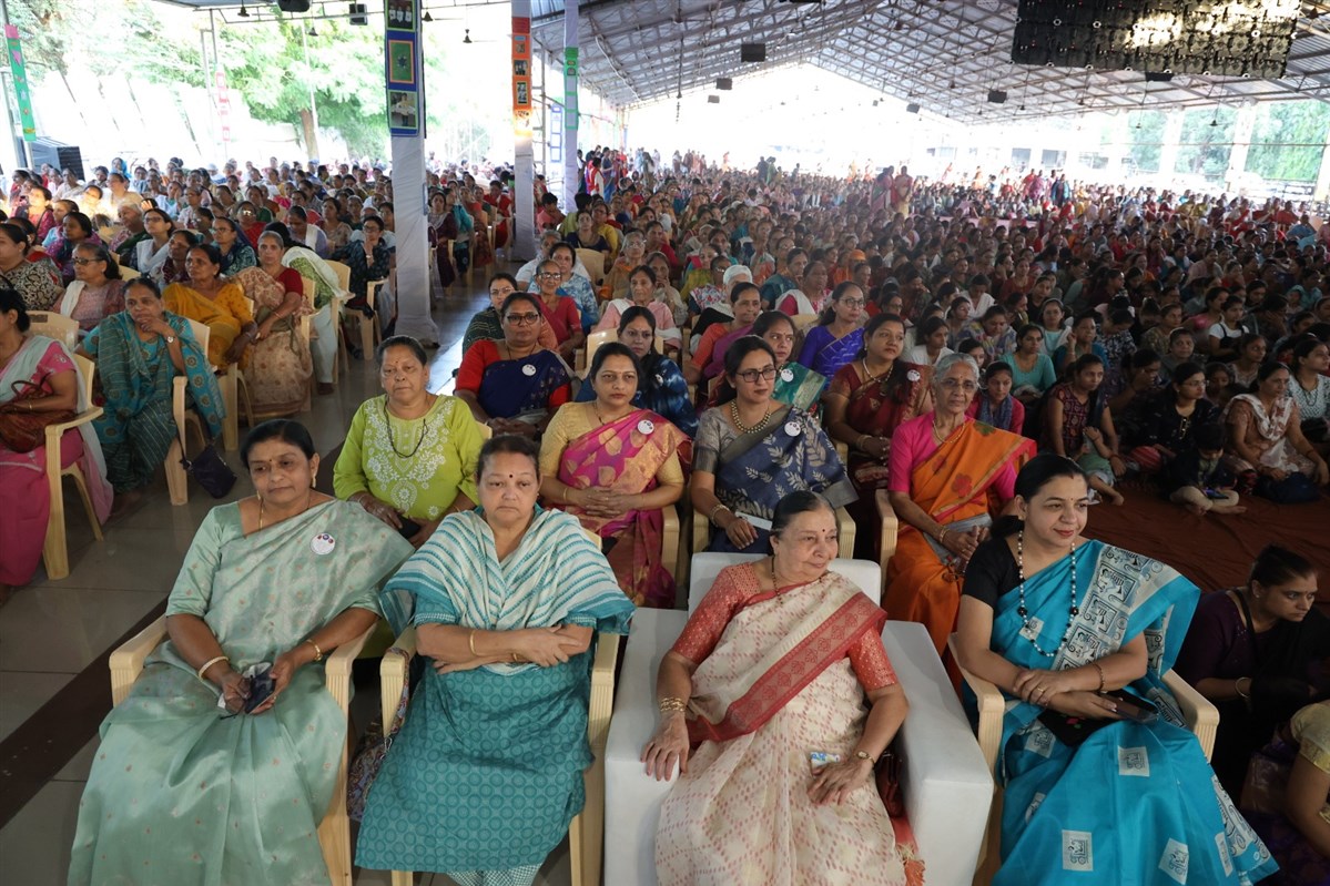 વિદ્યામંદિર ઝલક કાર્યક્રમ નિહાળતા મહિલા હરિભક્તો