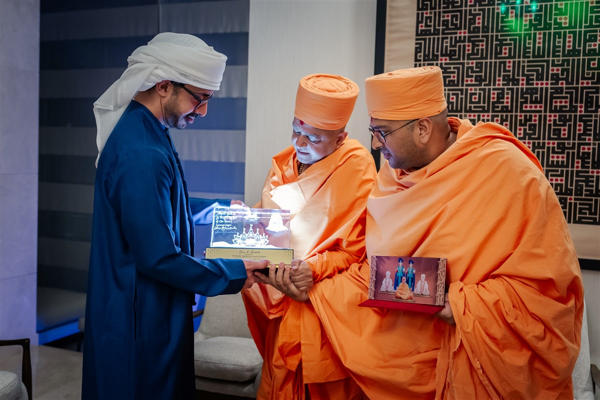 Swami Brahmaviharidas and Swami Aksharatitdas presented a special 'Crystal Gift of Gratitude' as a token of inner gratefulness