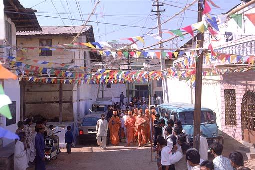 Swamishri through the streets of Kaanisa