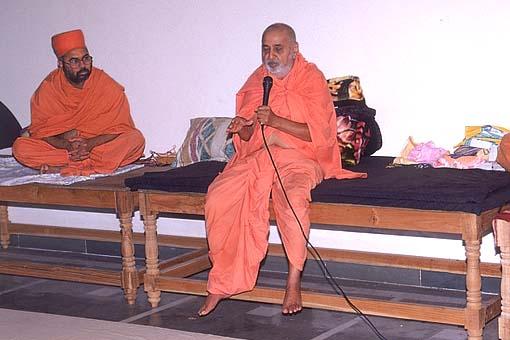 Swamishri blessing an assembly