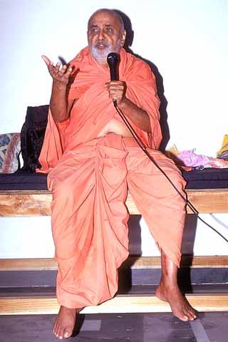 Swamishri blessing an assembly