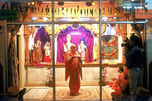 Swamishri performing arti at Shree Swaminarayan Mandir