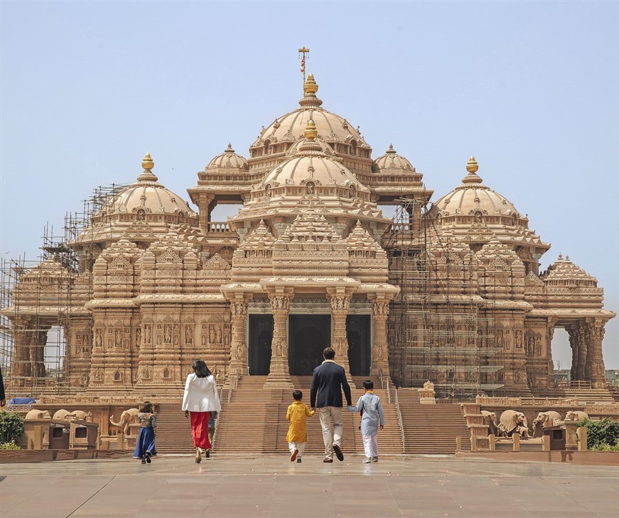 US Vice President JD Vance and family at Swaminarayan Akshardham