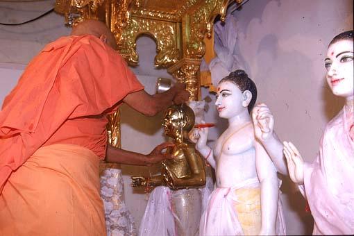 Swamishri performing abhishek (oblations) of the Lord on the first inauguration anniversary of the mandir (Patotsav)    