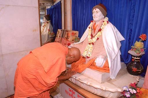Bowing before the murti of Shastriji Maharaj on his birth place