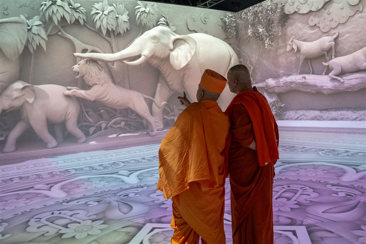 Swami Brahmaviharidas and Swami Kailashanand Giri Ji Maharaj observe timeless, value-based carvings brought to life through audio-visual displays