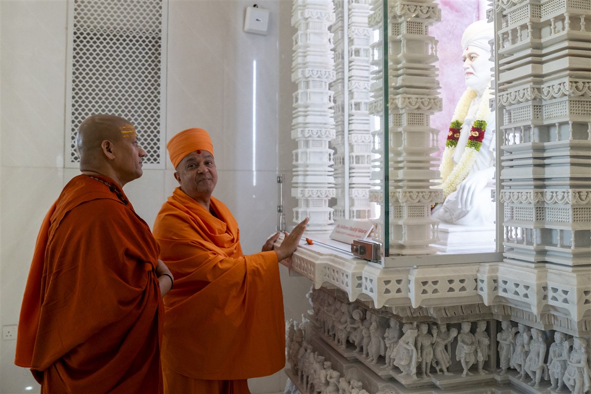 Swami Brahmaviharidas and Swami Kailashanand Giri Ji Maharaj pay respects to His Holiness Shastriji Maharaj, the founder of BAPS Swaminarayan Sanstha
