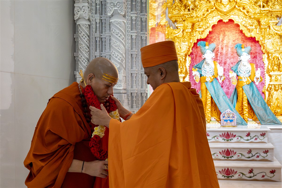 Swami Brahmaviharidas offers a garland in reverence to Swami Kailashanand Giri Ji Maharaj