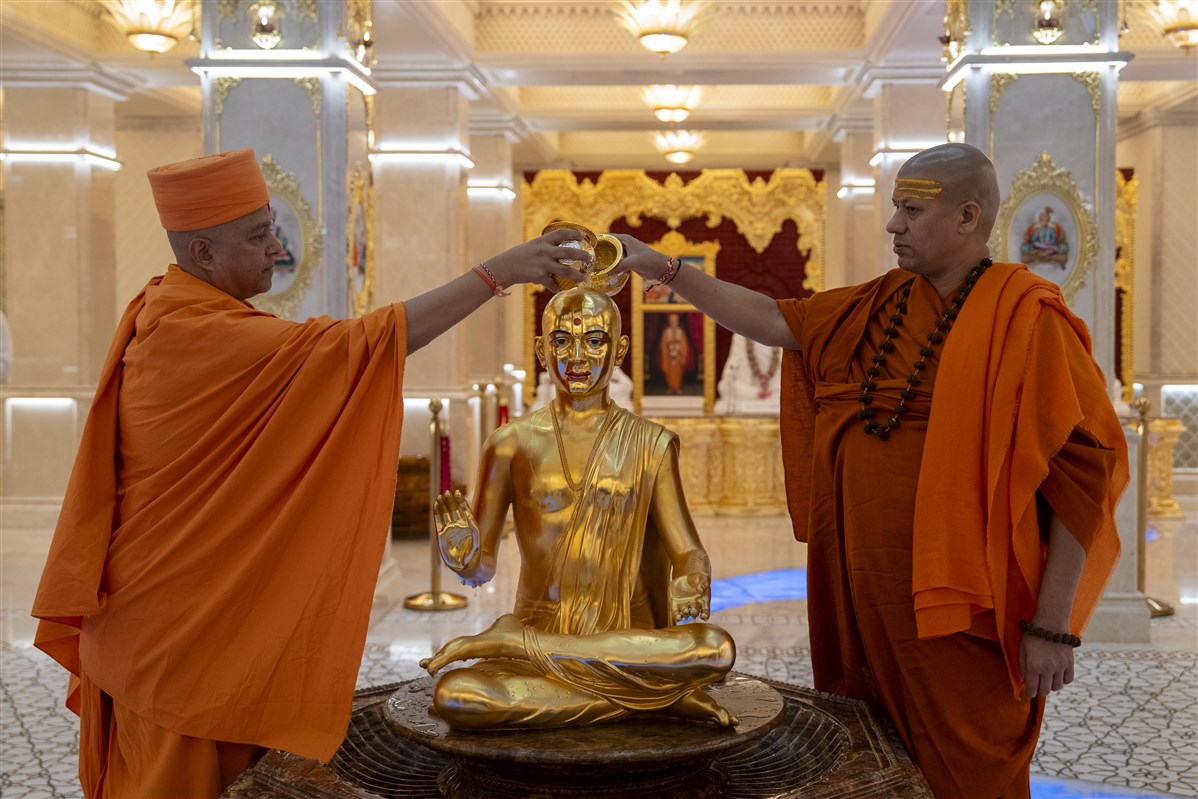 Swami Brahmaviharidas and Swami Kailashanand Giri Ji Maharaj perform the Abhishek of Bhagwan Swaminarayan