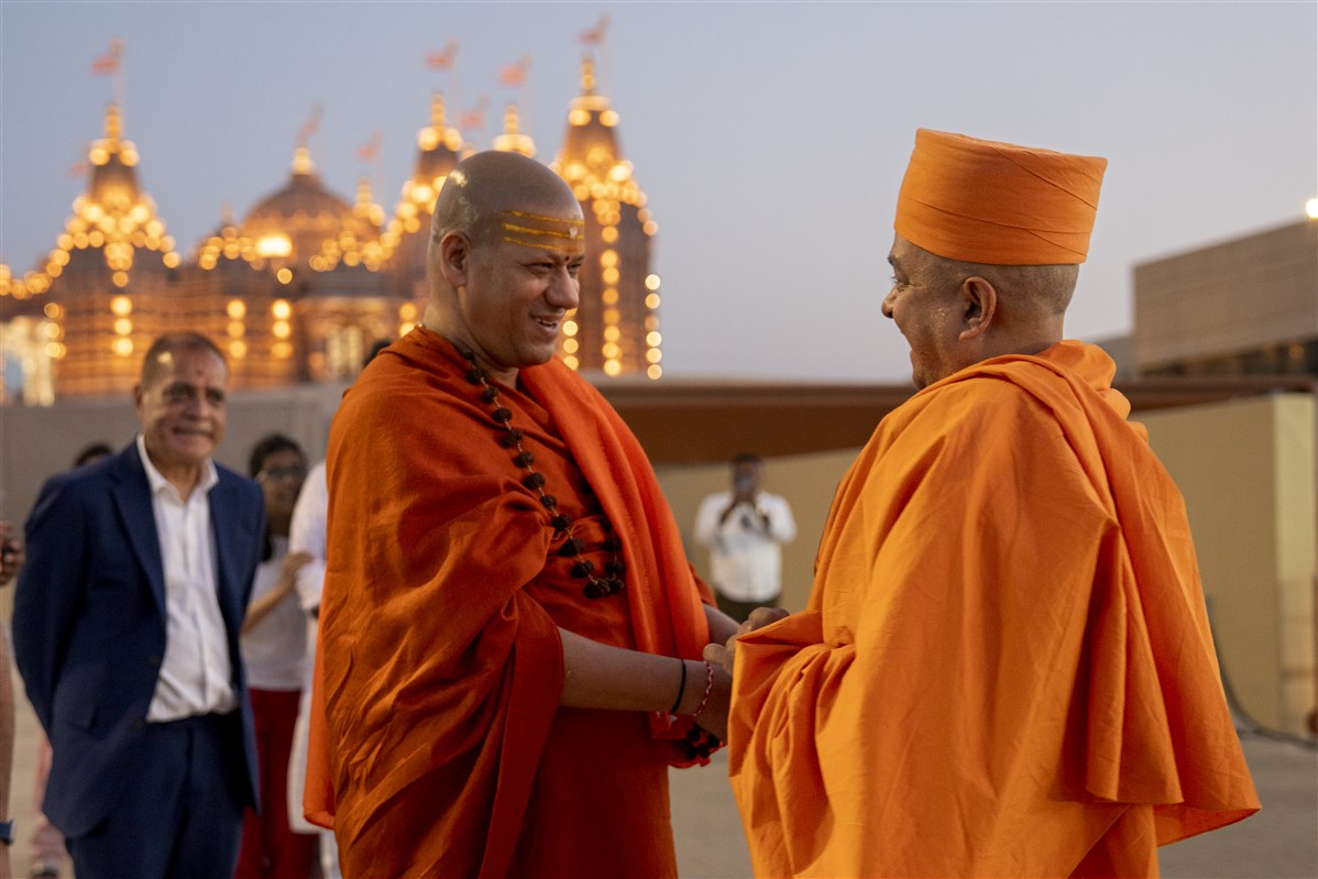 As the visit concludes, Swami Kailashanand Giri Ji Maharaj expresses his deep gratitude to Swami Brahmaviharidas