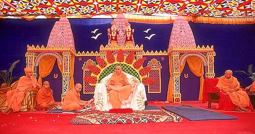 Blessing the assembly on Gunatitanand Swami's Diksha-day celebration