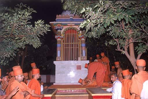 Swamishri prostrating at the shrine where Gunatitanand Swami was initiated by Lord Swaminarayan