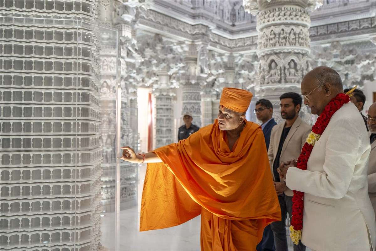Swami Brahmaviharidas explains the significance of the Pillar of Pillars, adorned with 1400 smaller pillars - a symbol of unity and craftsmanship.