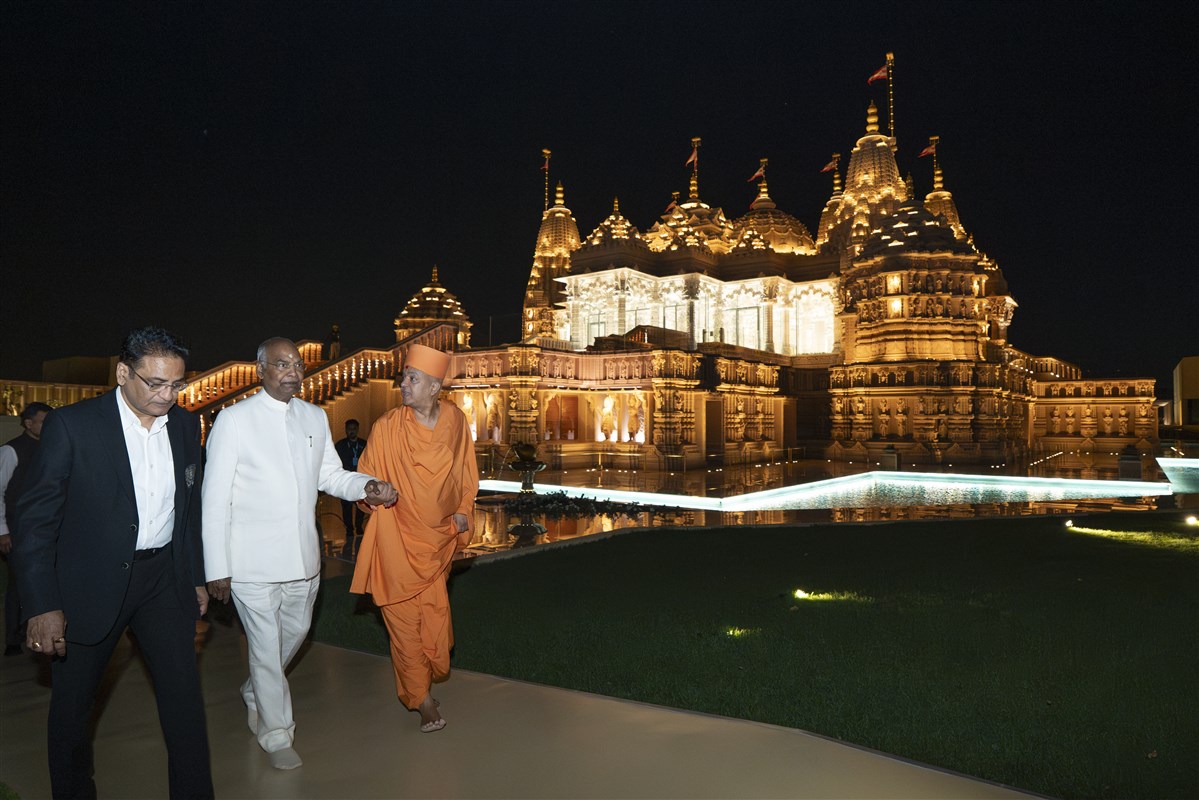 Swami Brahmaviharidas walks alongside Shri Ram Nath Kovind during the Mandir tour.